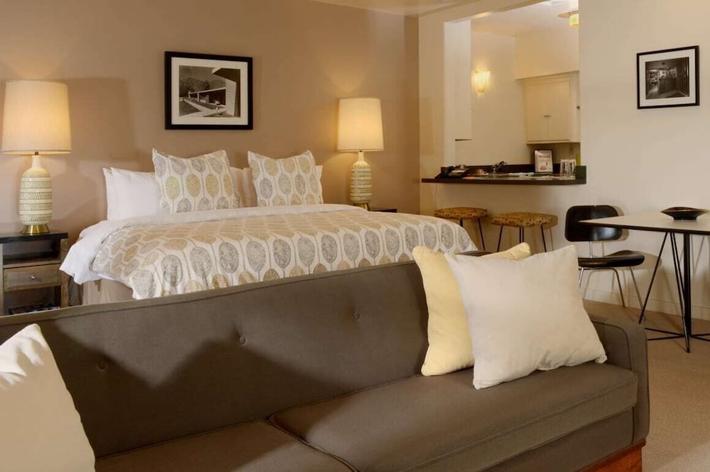 The Hideaway 21 and Over a Town and Desert Boutique Hotel - photo 4