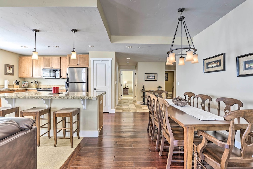Ski in ski out Granby Base Camp Escape w Balcony — 4-Star Luxury Hotel in Granby, United States