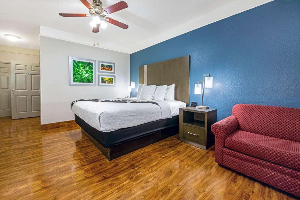 La Quinta Inn & Suites by Wyndham Kingwood Houston IAH Airpt - photo 25