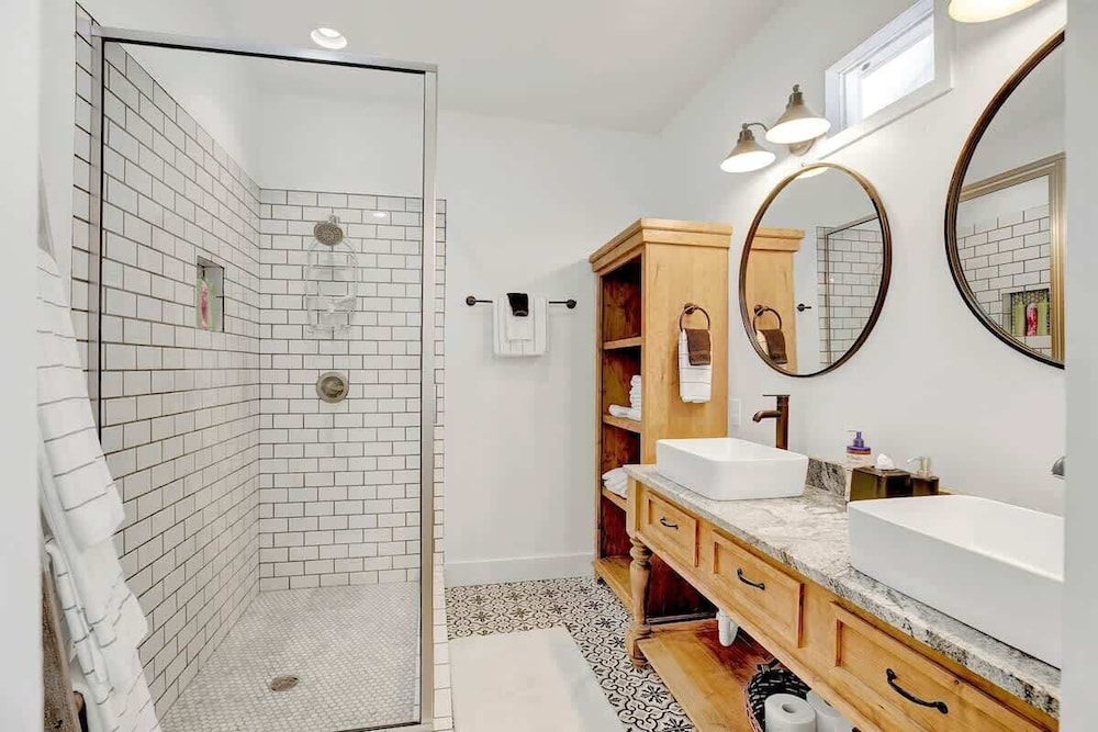 Luxury Combo Walk to Main with 2 Hot Tubs - photo 25