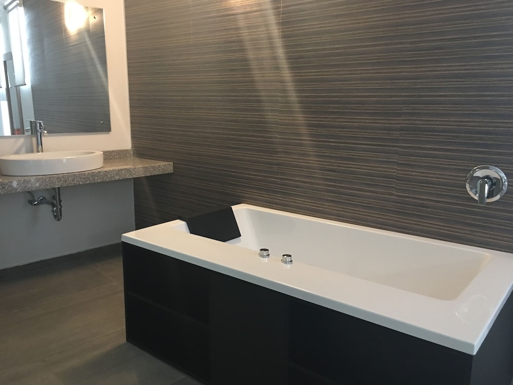 Jetted tub