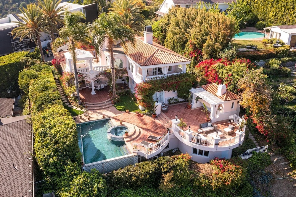Stradella Spanish Contemporary Mediterranean Estate w Resort style Yard — 4-Star Luxury Hotel in Los Angeles, United States