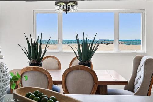 Beachfront 3 Bedroom 3 Bath In Seal Beal Ca — 4-Star Luxury Hotel in Seal Beach, United States