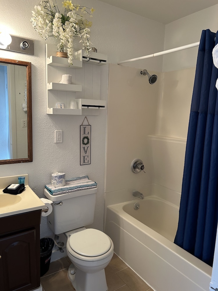 Newport Bay Motel - photo 26