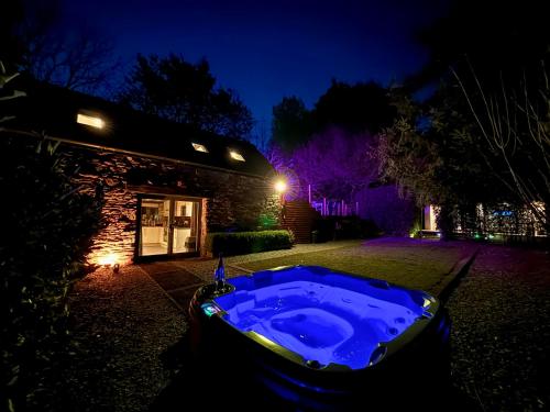 Sunridge Fishing Lodge with Hot Tub & Giant Cinema — 4-Star Luxury Hotel in Plymouth, United Kingdom