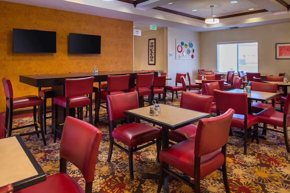 Holiday Inn Express Hotel & Suites Pittsburg by IHG - photo 61