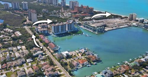 Closest Studio Suite to Vanderbilt Beach remodeled inside & out new Anderson windows & sliders well appointed best quality throughout fenced yard private plus many extras — 4-Star Luxury Hotel in Naples, United States