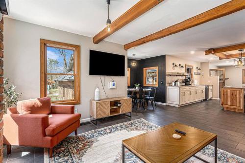 The Hopkins Hideaway 40 Acres with trails Arcades Hot Tub Fire Pit — hotel in Hopkins