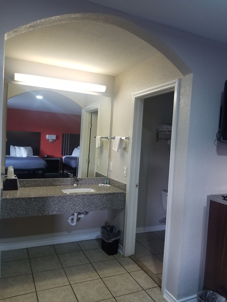 Econo Inn Lackland - photo 3