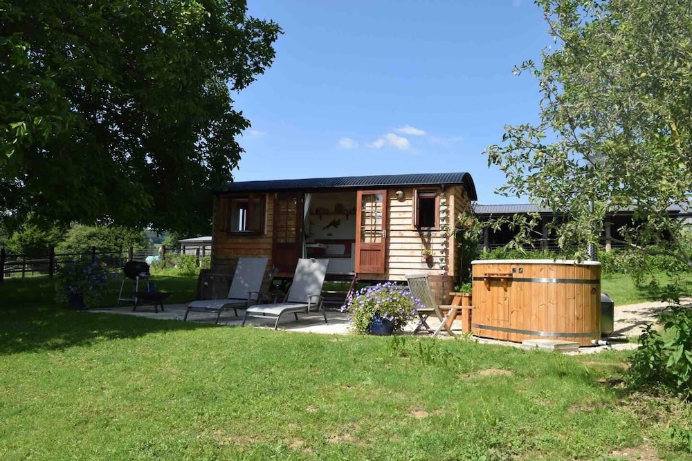 Shephards Hut With Hot Tub in the Cotswolds — hotel in Stroud