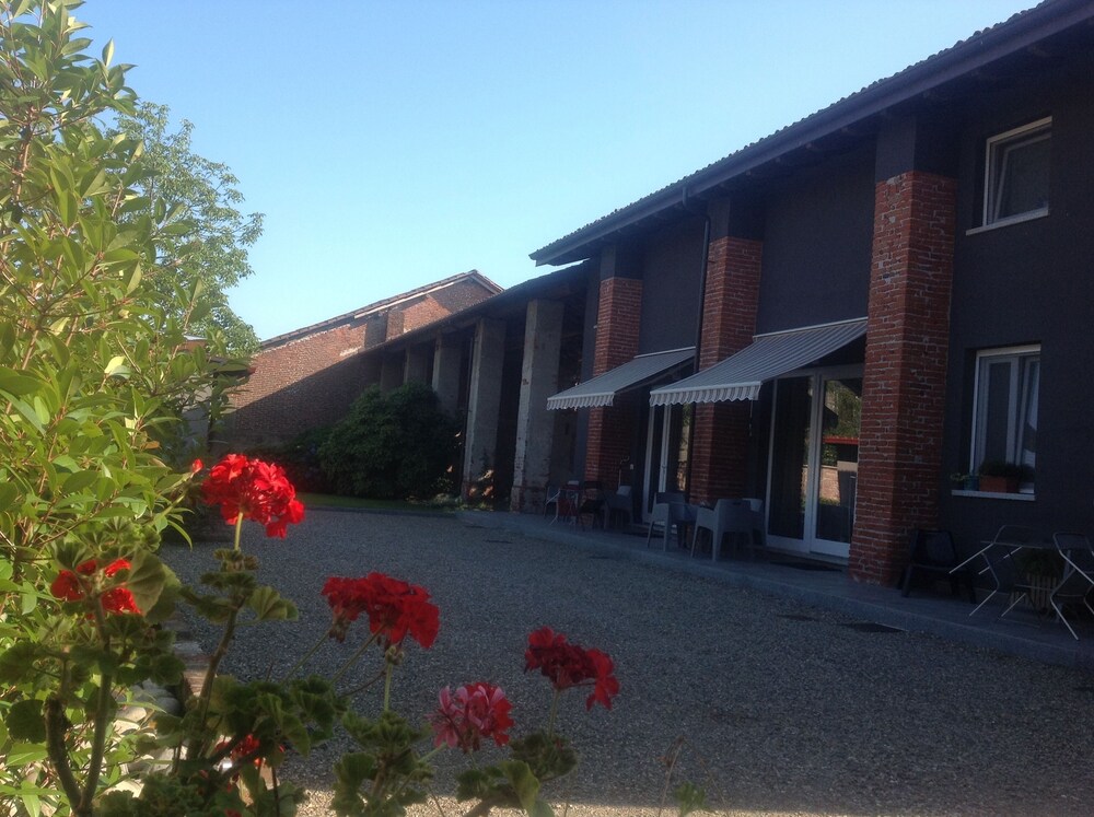 Residence Campagnole — 4-Star Luxury Hotel in Vicolungo, Italy