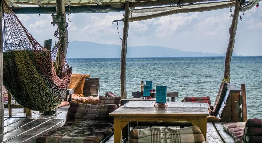 Two Rocks Bungalows - carbon neutral hotel in Ko Pha Ngan