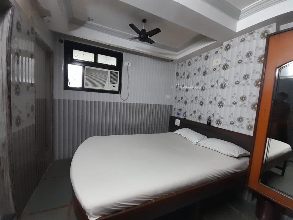 Hotel Aaiye Lodging & Boarding By WB Inn