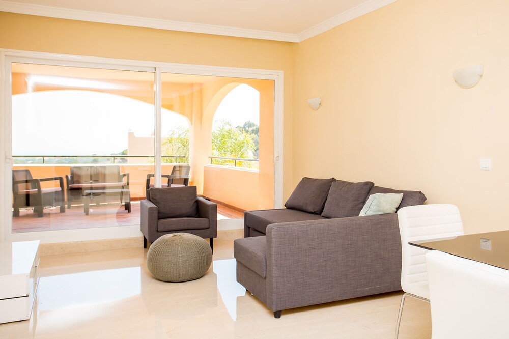 Santa Maria 2 Bed Apartment with Sea Views — 4-Star Luxury Hotel in Marbella, Spain