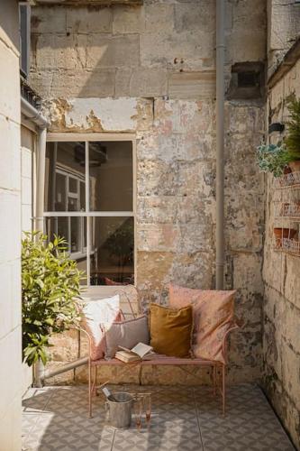 Primrose Cottage Two Bed Cottage with Private Courtyard & Nearby Parking — 4-Star Luxury Hotel in Bath, United Kingdom