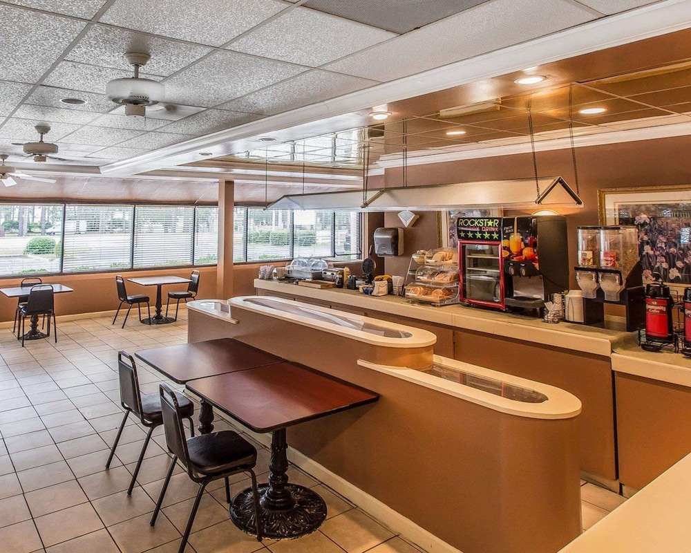 Econo Lodge Douglas - photo 49
