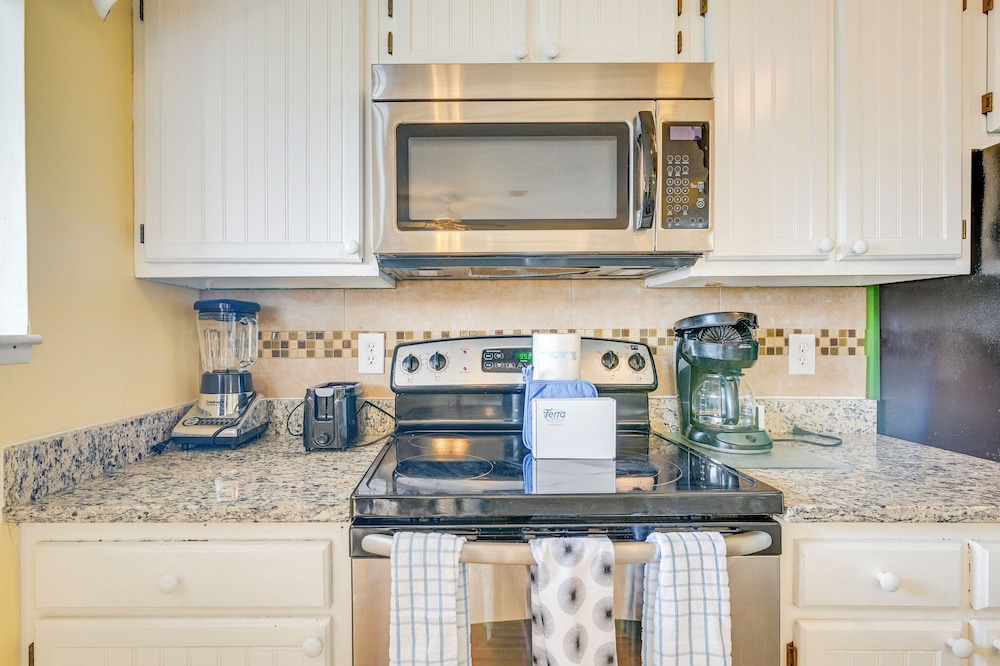 Pool & Ocean View: Myrtle Beach Resort Condo - photo 9