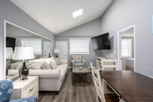 Quaint Home 2BR 1 BA Shared Pool — 4-Star Luxury Hotel in Tybee Island, United States