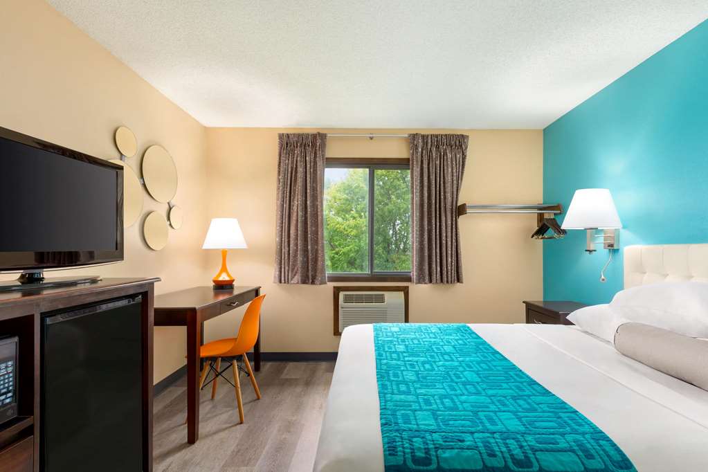 Howard Johnson by Wyndham Waterloo Cedar Falls - photo 25