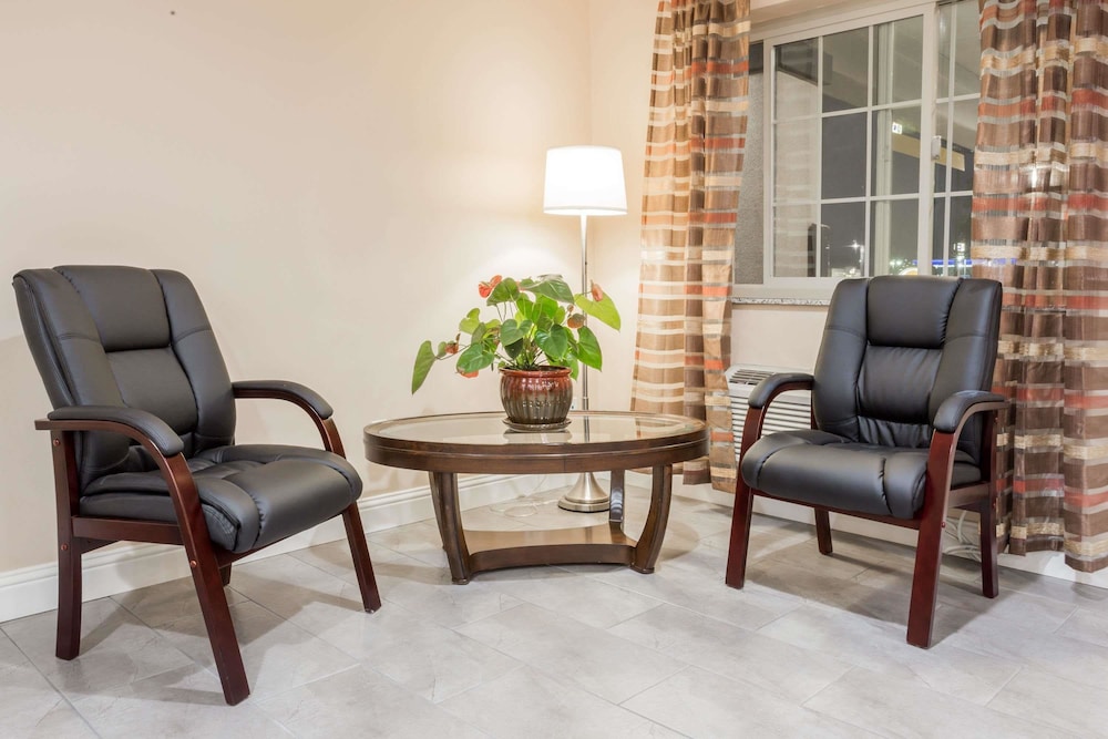 Super 8 by Wyndham Willows - photo 2