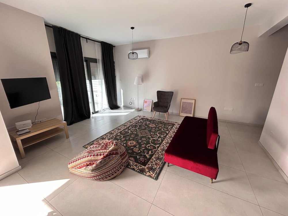 Villa Sleeps 6 Near Local Attractions