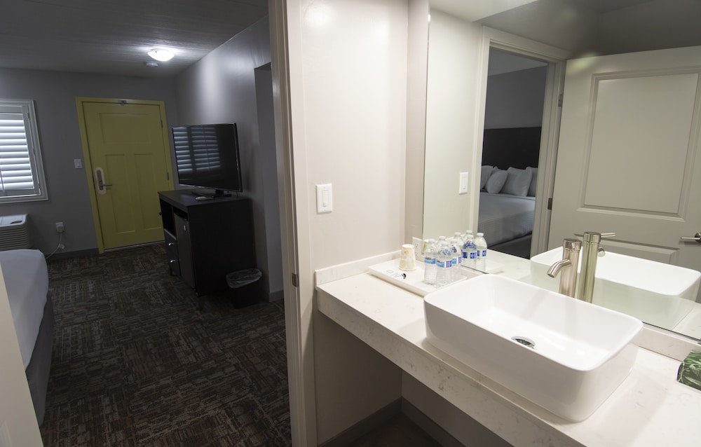 Americana Modern Hotel - photo 32