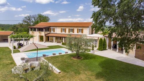 Villa Viscum in Central Istria for 8 persons with large garden pet friendly — 4-Star Luxury Hotel in Pazin, Croatia