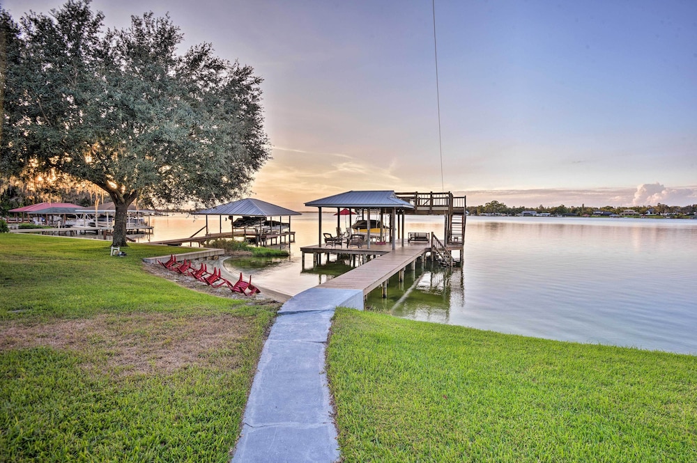 Lakefront Florida Retreat Pool Table and Boat Dock — 4-Star Luxury Hotel in Lake Placid, United States