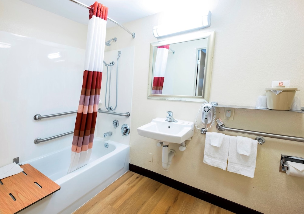 Red Roof Inn Utica - photo 20