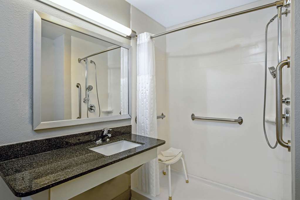 La Quinta Inn & Suites by Wyndham Kearney - photo 18