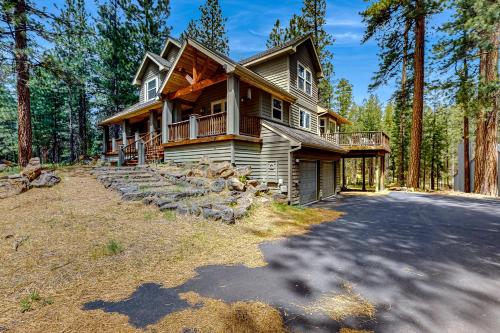 Pasque Flower Family Home — 4-Star Luxury Hotel in Sisters, United States