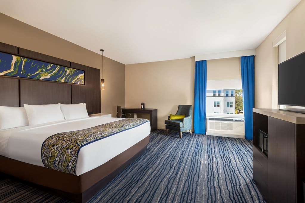 La Quinta Inn & Suites by Wyndham Orlando IDrive Theme Parks - photo 9