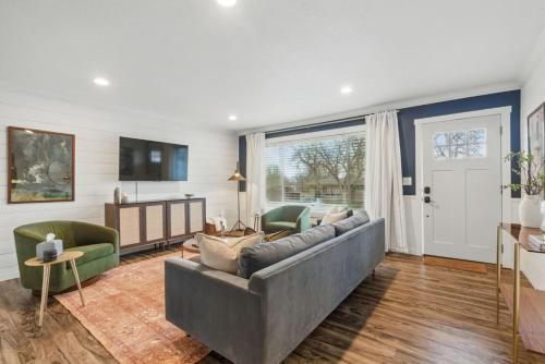 Projector Nights And Park Delights Designer Reno — hotel in Arvada