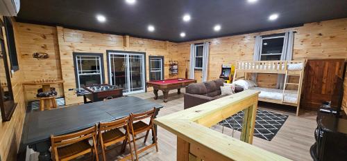 GameRoom HotTub Piano 5mi to OldManCave Hocking Hills Copper House — 4-Star Luxury Hotel in Chillicothe, United States
