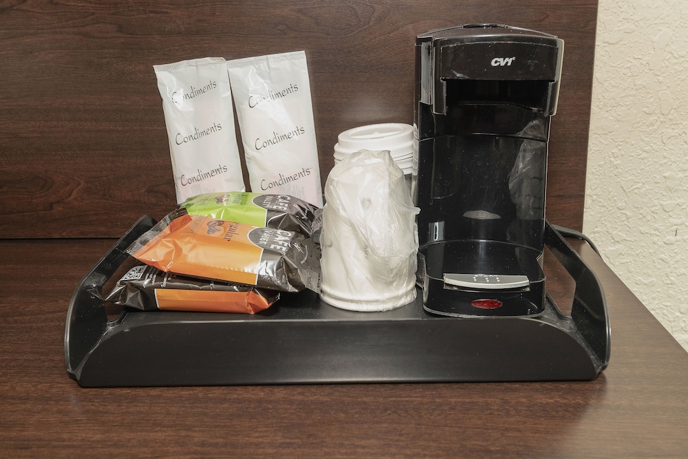 Econo Lodge Inn & Suites - photo 24