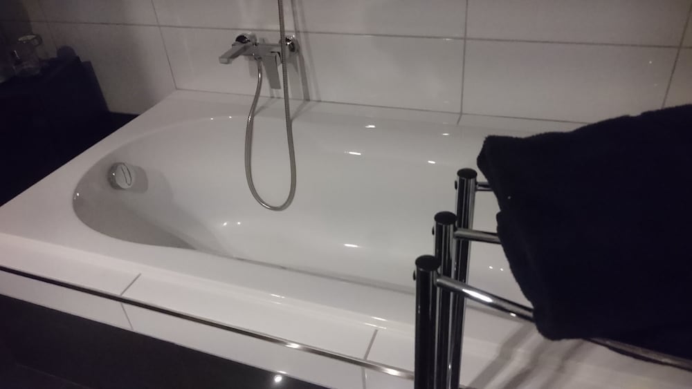 Deep soaking bathtub