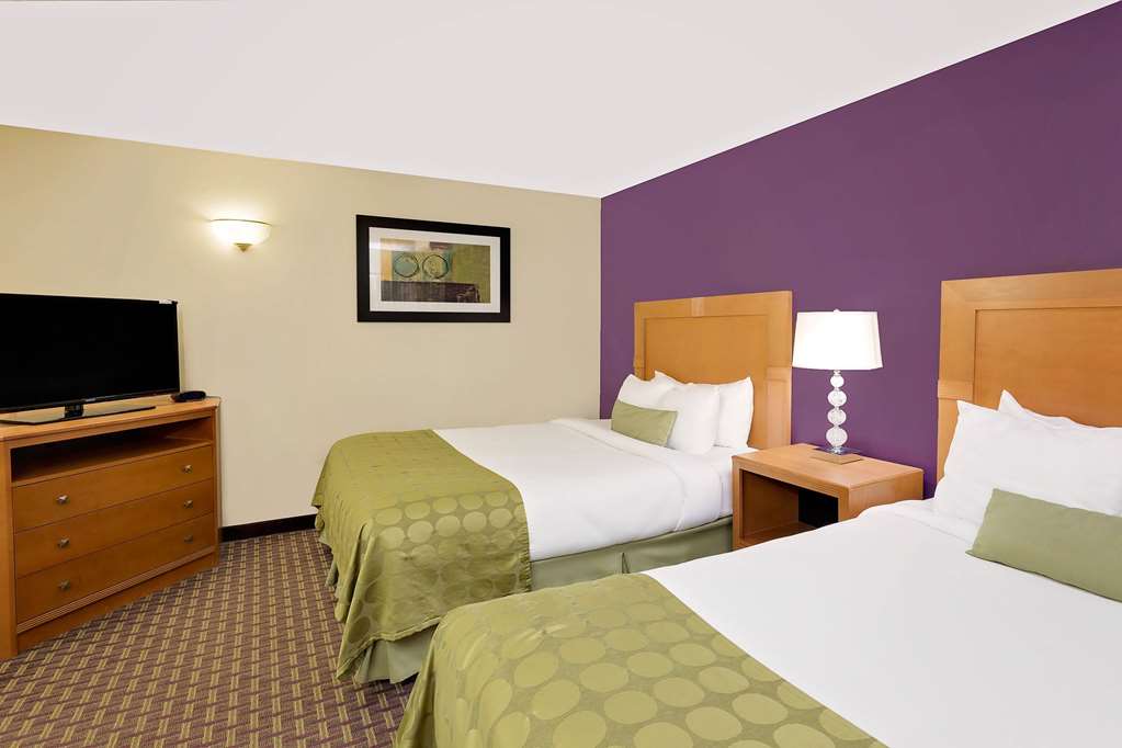 Ramada by Wyndham Marquette - photo 15
