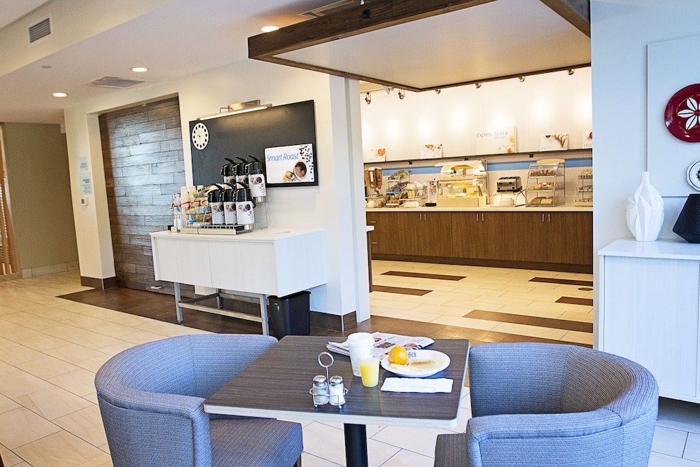 Holiday Inn Express & Suites Greenwood Mall by IHG - photo 35