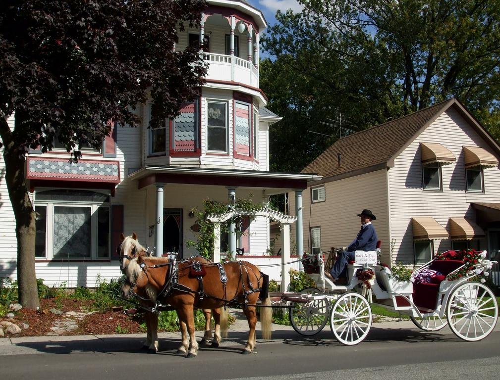 Bondy House Bed & Breakfast — 4-Star Luxury Hotel in Amherstburg, Canada