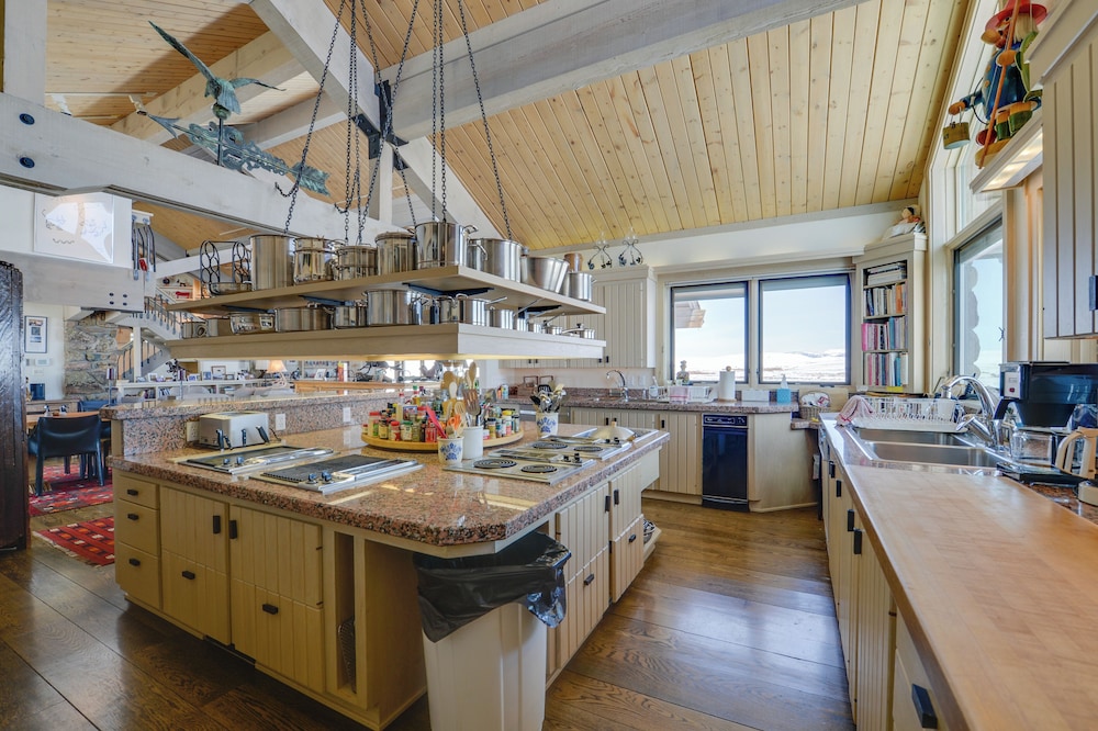 Cora Home with Mountain Views Fishing On Site — 4-Star Luxury Hotel in Harper, United States