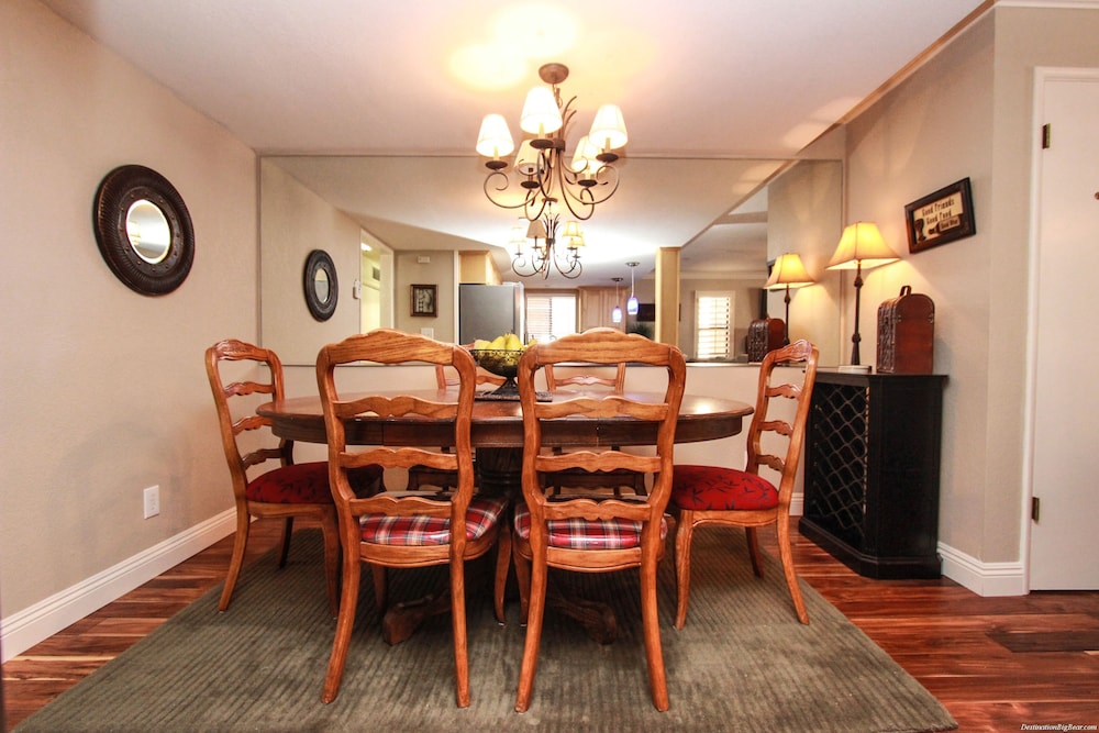 Summit Getaway Condo Affordable and ideally located Wood burning fireplace Walk to Ski Resort - photo 10