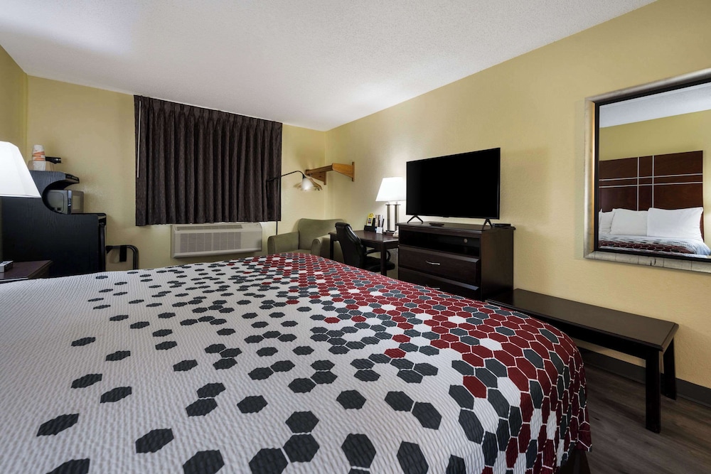 Econo Lodge Spotsylvania Town Center - photo 25