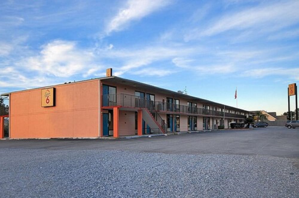 Super 6 Inn Suites - photo 27