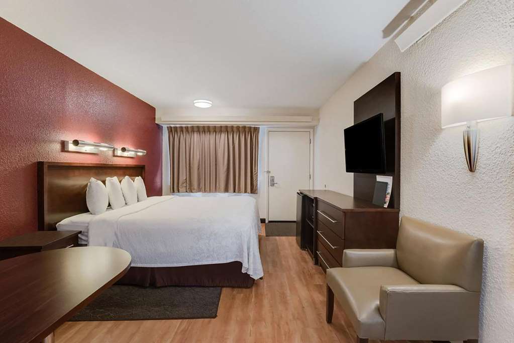 Super 8 by Wyndham Deerfield Northbrook - photo 8