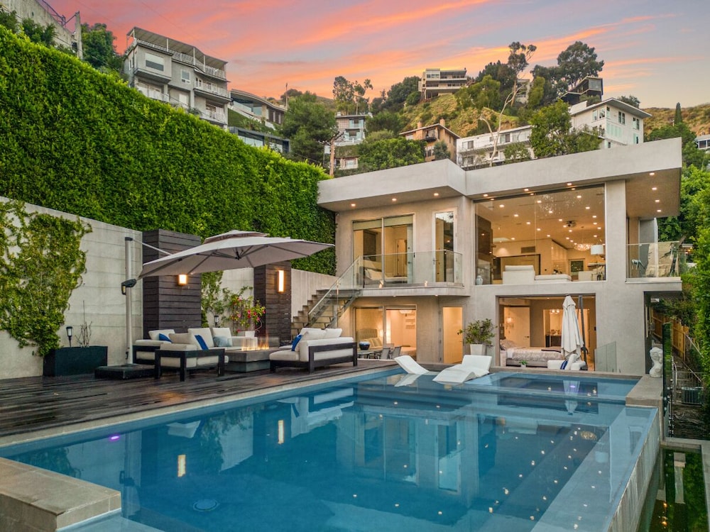 Sunset Heights Elegant Modern Villa With Beautiful Views in the Hills — 4-Star Luxury Hotel in West Hollywood, United States
