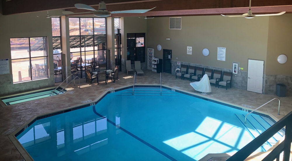 Express Suites Riverport Inn & Suites - photo 38