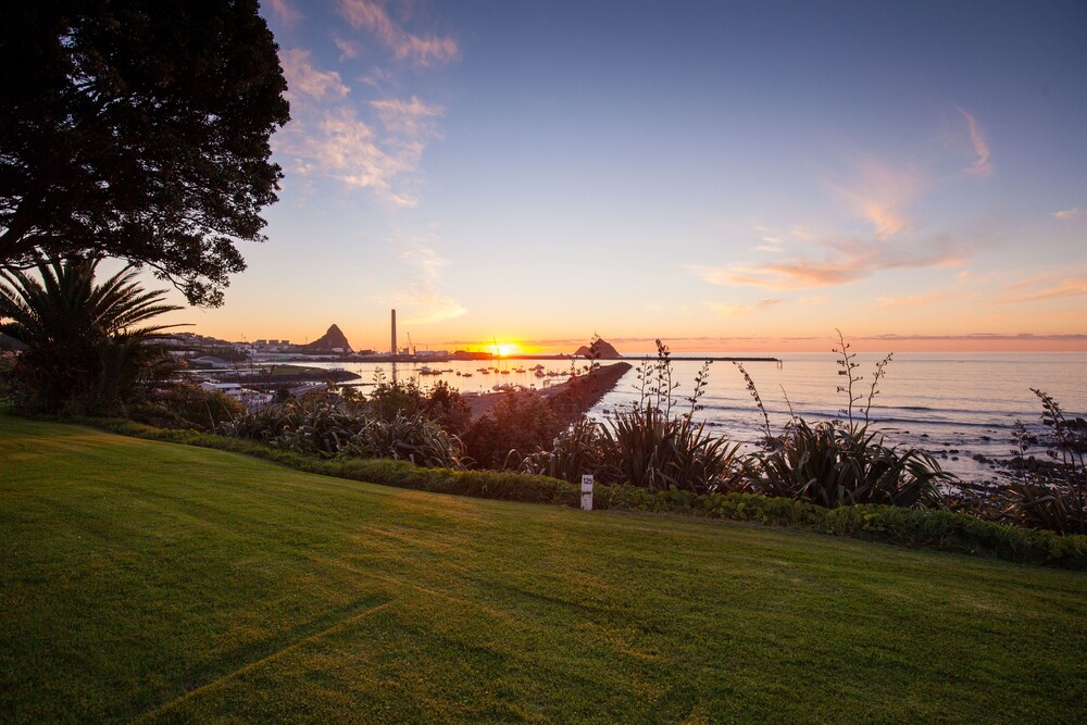 Belt Road Seaside Holiday Park — 4-Star Luxury Hotel in New Plymouth, New Zealand