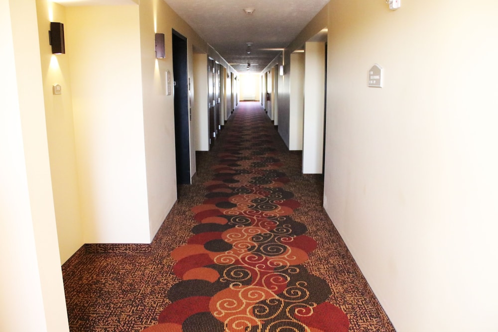Edgewood Hotel & Suites - photo 38