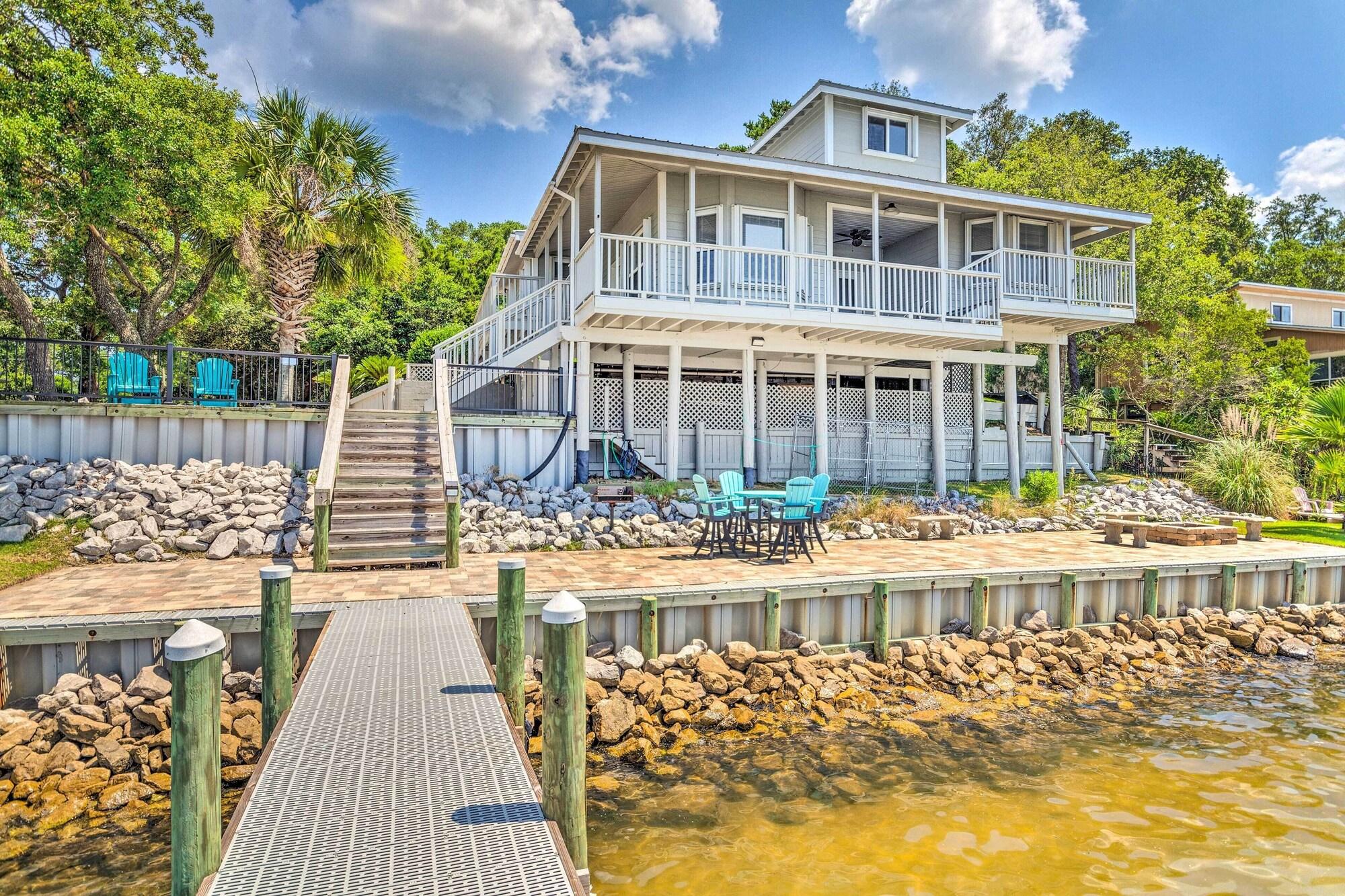 Bayfront Niceville Getaway w Private Dock — hotel in Niceville