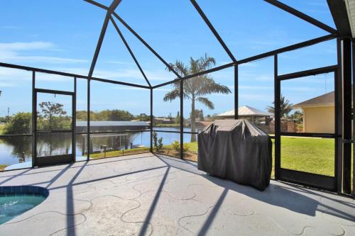 Pet Friendly Canal Front 3 Bedroom Grand Villa with Pool Linai and Dock — 4-Star Luxury Hotel in Port Charlotte, United States